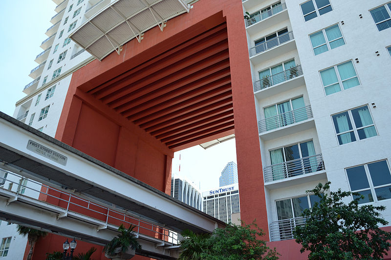 Miami_First_Street_Metromover_station_under_The_Loft_2.jpg